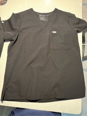 Figs black Women’s Catarina Scrub Top with Chest Pocket Size Large